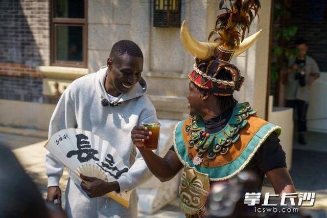 “無語哥”空降長沙：體驗(yàn)辣椒咖啡，驚嘆AI中醫(yī) | 組圖